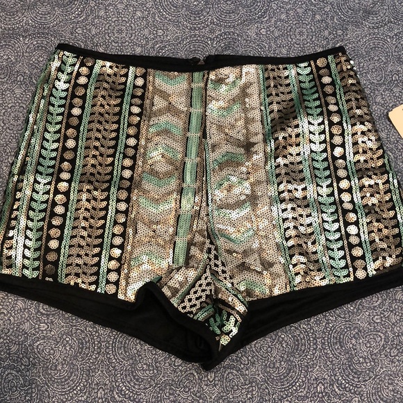 Tribal patterned sequin shorts - Picture 3 of 4
